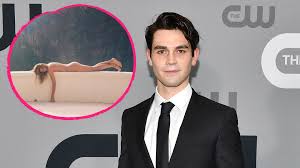 The riverdale star reminded fans of their relationship by sharing a few pics of the model lounging in the. Mit Babybauch Pic Der Riverdale Star Kj Apa Wird Vater Promiflash De