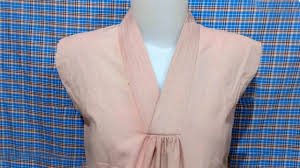 Gamis desain wide sleeve dengan aksen lace yang elegan dan kerah mandarin Cara Menjahit Blus Model Leher V Youtube