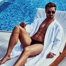 Er war der erste schwule bachelor und ist 2021 teil des ersten gleichgeschlechtlichen tanzpaars bei let's. Prince Charming Tvnow Adaptiert Bachelor Konzept Und Startet Schwule Kuppelshow Svz De