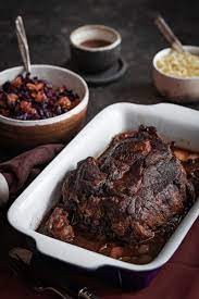 Rinderschmorbraten Mit Rotem Coleslaw Und Miso Nudeln Ein Winterlicher Genuss Rezept Rinderschmorbraten Kochen Und Backen Rinderschmorbraten Rezept