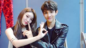 Kim Chungha And Samuel Kim Show Off Their Teamwork In Dressing Room Interview Soompi Kim Kardashian Wallpaper Kim Singer