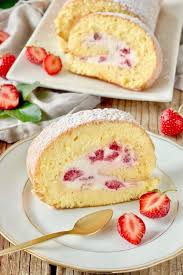 Einfache Erdbeerroulade Erdbeerrolle Rezept Sweets Lifestyle Rezept In 2020 Erdbeerroulade Erdbeerrolle Kuchen Rezepte Einfach