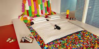 Lego adalah permainan yang mengasah kreatifitas kita untuk membuat berbagai bentuk dan model sesuai dengan keinginan kita. Airbnb Bikin Kontes Berhadiah Menginap Semalam Di Rumah Lego