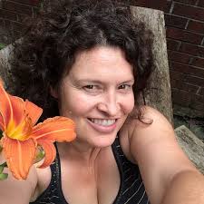 Iris Lindsay's Instagram, Twitter & Facebook