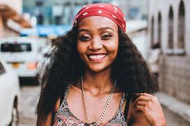 Sjaaltje in het haar: 21 zomerse kapsels met een trendy sjaaltje