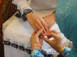 Cincin tunang sarung di jari mana. Ramai Tersilap Sarung Cincin Hantaran Bukan Syarat Sah Tunang Dalam Isiam Kisah Dunia