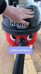 Ok il n’aspire pas très bien, ok il n’est pas vraiment pratique, mais  qu’est ce qu’il est mignon 🧡 #cleantok #cleaningtiktok #cleaning #henry  #aspirateur #menage #henryvacuum