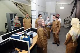 A.pemaketan pengadaan barang/jasa wajib memaksimalkan penggunaan produksi dalam negeri dan perluasan kesempatan bagi usaha mikro dan b.nilai paket pekerjaan pengadaan barang/jasa sampai dengan rp2.500.000.000,00 (dua miliar lima ratus juta rupiah) diperuntukkan bagi usaha. Walikota Syafrudin Sidak Ulp Badan Pelayanan Pengadaan Barang Dan Jasa Bppbj Kota Serang