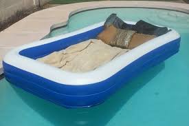 Perfect For Star Gazing Take A Kids Inflatable Pool Fill With Blankets And Pil Ideen Furs Zimmer Pool Bett