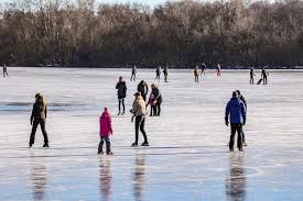 Met onze voorraad schaatsen hebben we altijd schaatsen die bij u passen, het kan zijn dat u een leuk paar kinderschaatsen zoekt of juist weer een paar stevige noren schaatsen. Groningen Geniet Volop Van Winterweer Foto S Oog Radio En Televisie
