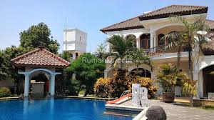 Begitu juga dengan desainnya, adalah sebuah hak di bawah ini adalah salah satu contoh desain interior rumah mewah dengan kolam renang pribadi. Rumah Mewah Kolam Renang Dijual Belakang Lor In Solo Serengan Surakarta Solo Jawa Tengah 57155 Rumahku
