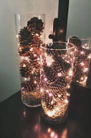 Vraiment Super Simple A Faire Soi Meme Des Grands Vases Transparents Les Remplir De Pommes De Pin Et Y Ajouter Une Decoration Noel Deco Noel Idee Deco Noel