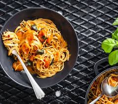 One Pot Pasta Mit Tomaten Und Mozzarella Foodboom Rezept In 2020 Rezepte Pot Pasta Einfache Gerichte