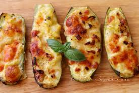Sin dai tempi di pellegrino utilizzando lo stesso strumento si possono ottenere anche delle gustose zucchine gratinate, tagliandole a fette e cospargendole di formaggio, olio e pangrattato. Zucchine Ripiene Con Mozzarella Gratinate Al Forno Ricetta