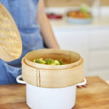 La cocina al vapor es muy recomendada porque es un método de cocción saludable y se puede aplicar a cantidad de alimentos que deben formar parte aunque hoy en día disponemos de muchos utensilios para este método de cocción. Cocina Al Vapor Paso A Paso Beneficios Y Utensilios