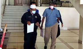Seorang pengurus bar didakwa di mahkamah majistret di sini hari ini atas dakwaan empat pertuduhan termasuk merusuh dan. Pemandu Lori Didenda Pindah Babi Hidup Tanpa Kebenaran