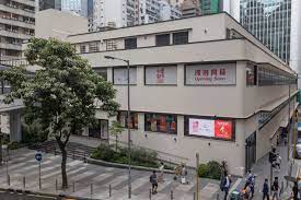 中環街市前身是廣州市場，約位於皇后大道中與嘉咸街交界， 為早年居於中環一帶的華人而開設，一直是中西文化及新舊交替的匯聚點。 來源請求 約1850年代遷至現址。 1858年建成第一代中環街市。 第二代中環街市原址重建，於1895年落成， 屬維多利亞式房屋 設計，樓高3層，中央設有塔式. 657uihlirwajpm