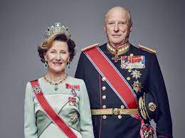 Søndag er det 30 år siden kong olav døde og kong harald tok. 50 Ar Sidan Sonja Fekk Prinsen Og Halve Kongeriket Framtidajunior No