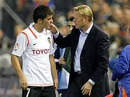 Valencia started the season with coach quique sánchez flores.valencia's good start were cut short in early season due to slump and thus sánchez flores was fired for poor performance, however after his replacement, ronald koeman, became the new coach, the team turned to be worse.koeman did not use santiago cañizares, miguel ángel angulo nor david albelda, which resulted into many. El Sello De Koeman Las Provincias