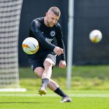 Bruda schlag den ball lang boateng erklärt die tore von rebic Eintracht Frankfurt Sge Ante Rebic Vor Absprung Sturmer Will Weg Eintracht Frankfurt
