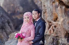 Konsep dengan memakai busana berwarna putih yang seragam dengan pasangan. 17 Foto Prewedding Muslim Hijab Outdoor Romantis Lokasi Di Pantai Jogja Emi Adam Fotografer Pernikahan Prewedding Wedding Photographer Jogja Yogyakarta Indonesia