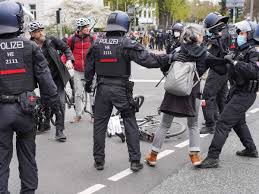 Die polizei rechnet mit einem. Querdenker Demo In Wiesbaden Mehr Als Hundert Anzeigen Mehrere Verhaftungen Wiesbaden