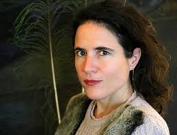 Je me suis intéressée à ce roman de mazarine pingeot par le thème évoqué en quatrième de couverture : Mazarine Pingeot Auteur De Bouche Cousue Babelio