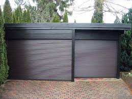 Rolltore Wie Man Sieht Mussen Nicht Immer An Einer Hausfassade Sein Hier Ein Freistehender Carport Aus Holz Mit Dunkelbraunen Alum Rolltor Hausfassade Tor