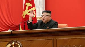 In this photo provided by the north korean government, north korean leader kim jong un, center, is welcomed by participants of a veteran conference in pyongyang, north korea, thursday, july 29, 2021. Kim Jong Un Eifert Jetzt Seinem Vater Nach Aktuell Welt Dw 11 01 2021