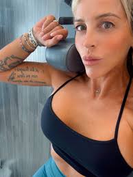 ✨ Dopo una domenica di buon cibo e risate in famiglia… è tempo di  rimettersi in pari con un po' di lavoro 💻 La bellezza di questo lavoro è  che posso gestirlo