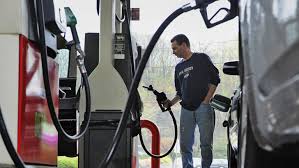 Omv petrom va reduce pretul benzinei cu 5 bani pe litru si pe cel al motorinei cu 7 bani, incepand de vineri de la ora 0,00, au. BenzinÄƒ La PreÈ› Record In Romania Litrul CostÄƒ Mai PuÈ›in De 1 Euro