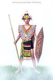 Pakaian tradisional lelaki iban terbahagi kepada dua iaitu kain sirat dan dandong. Pakaian Tradisional Di Malaysia Kaum Iban
