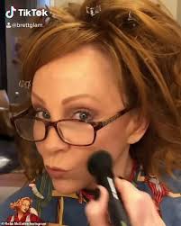 Rex linn and reba mcentire are dating and getting to know each other in a socially distanced way. Reba Mcentire Gets Ready For The Cma Awards After Revealing She Turned Down A Spot On The Voice Daily Mail Online