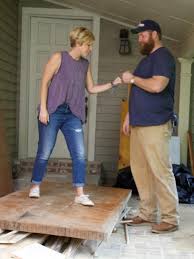 Meet Ben And Erin Napier A Couple Of Good Southerners Who Are Passionate About Restoring Classic Old Homes And Devoted To Th Erin Napier Home Town Hgtv Hgtv