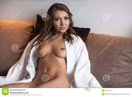 Sexy Hausfrau Im Bademantel über Ihrem Nackten Körper Nackte Erotische  Morgen-Frau Auf Sofa Im Wohnzimmer Stockfoto - Bild von nanometer,  baumuster: 94847442