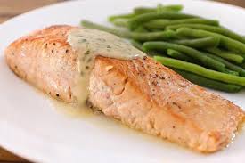 Salpimentamos los lomos del salmón y los ponemos en la fuente, sobre la verdura, con la parte de la piel mirando hacia arriba. En Esta Sencilla Receta Te Muestro Como Cocinar Unos Lomos De Salmon En Una Rica Salsita De Limon Todo Un Pl Salsa De Limon Como Cocinar Salmon Salmon Recetas