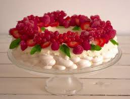 Un Superbe Dessert De Noel La Pavlova Aux Fruits Rouges Simple Elegant Et Leger Ce Dessert Sera Parfait Pour Fin Pavlova Gateaux Et Desserts Pavlova Noel