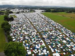 Freaknik (/ ˈ f r iː k n ɪ k /; Unbekannter Springt Auf Zelt Open Air Frauenfeld Besucherin Im Spital