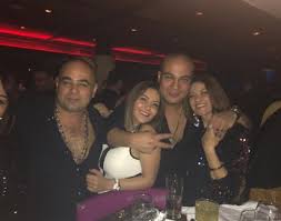 كشف مصدر مقرب من الممثلة المصرية هيدي كرم لموقع الفن أنها لن تتقدم ببلاغات في مباحث الإنترنت، ضد الساخرين من الفيديو الخاص بها وإبن. ØµÙˆØ± Ù‡ÙŠØ¯ÙŠ ÙƒØ±Ù… ØªØ­ØªÙÙ„ Ø¨Ø¹ÙŠØ¯ Ù…ÙŠÙ„Ø§Ø¯ Ø®Ø·ÙŠØ¨Ù‡Ø§