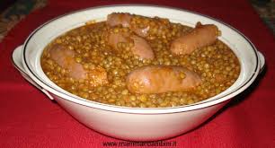 Coprite con un coperchio 12 e lasciate cuocere per un'ora a fuoco medio mescolando di tanto in tanto. Ricetta Lenticchie Con Salsicce Mamma E Bambini