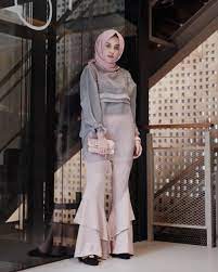 Longdress bahan silk yang dipadukan dengan outer kimono dari organdi. 8 Inspirasi Kebaya Organza Yang Bikin Kamu Tampil Anggun Elegan