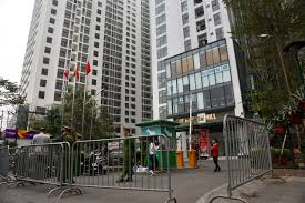 Ngay trong sáng 8/2, lực lượng chức năng đã tiến hành phong tỏa chung cư the garden hill ở địa chỉ 99 trần bình (p.mỹ đình 2, q.nam từ liêm), là nơi cư trú của nữ bệnh. Yivlynumwmqrim