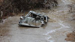İzmir'de, sağanak nedeniyle yeşildere semtinde bulunan, semte ismini de veren yeşildere taştı. Izmir De Metrekareye 195 Kilo Yagis Dustu Son Dakika Haberleri