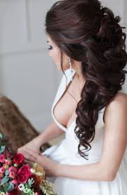 Tresse sur le côté joliment accessoirisée de fleurs fraîches. Coiffure Simple Mariage Idees Avec Cheveux Sur Le Cote Et Semi Attaches