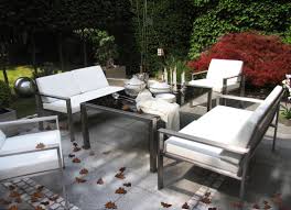 Das Lounge Sofa Aus Edelstahl Ist Ein Grenzganger Zwischen Drinnen Und Draussen Passend Auch Zum Lounge Sessel Beide Bieten Gemutl Aussenmobel Relaxen Sitzecke