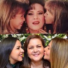 ونشرت ايمى صورة لها مع شقيقتها دنيا ومع الفنان الراحل عزت العلايلى عبر حسابها. Ø¯Ù†ÙŠØ§ Ø³Ù…ÙŠØ± ØºØ§Ù†Ù… ØªØ´Ø§Ø±Ùƒ ÙÙŠ ØªØ­Ø¯ÙŠ Ø§Ù„Ù€ 10 Ø³Ù†ÙˆØ§Øª Ø¨Ø±ÙÙ‚Ø© ÙˆØ§Ù„Ø¯ØªÙ‡Ø§ ÙˆØ£Ø®ØªÙ‡Ø§