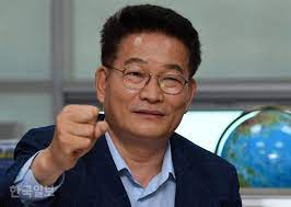 더불어민주당 소속 송영길 외교통일위원장은 14일 미국을 향해 자기네들은 5000개가 넘는 핵무기를 가지고 해마다 핵무기 전달 수단을 발전시키면서 어떻게 북한, 이란에 대해 핵 가지지 말라고 강요할 수. ì†¡ì˜ê¸¸ ì°¨ì„¸ëŒ€ ì„ ìˆ˜ì—ê²Œ ê¸°íšŒ ì¤˜ì•¼ í•˜ì§€ ì•Šê² ë‚˜