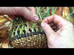 Ingrid Ridley Weaving Crossed Pattern Into Her Dilly Bag Basket Youtube Basket Weaving Diy Basket Weaving Flax Weaving