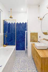 Un Appartamento Parigino In Blu E Oro Blue Bathroom Tile Bathroom Accent Wall Bathrooms Remodel
