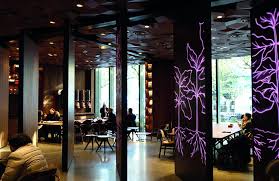 i sistemi per porte pivotanti nel nuovo Starbucks di Shanghai